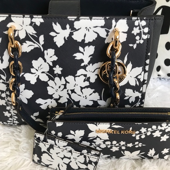 Michael Kors 4 piece handbag set - Picture 2 of 8